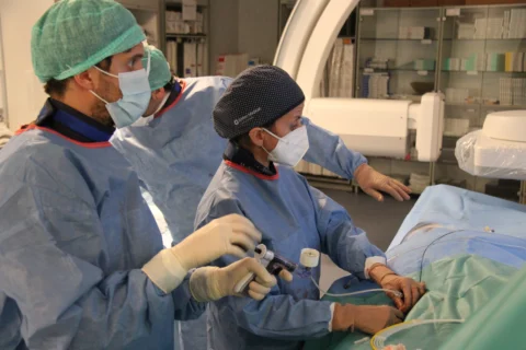 Dott.ssa Anna Maria Ierardi in sala angiografica durante una procedura di angioplastica per gli arti inferiori