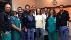 Equipe medica di radiologia interventistica in sala operatoria, pronta ad eseguire un intervento con tecnologie avanzate.
