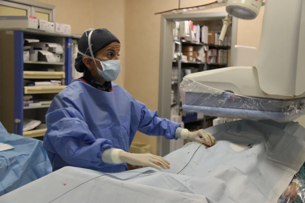 D.ssa Anna Maria Ierardi in sala durante intervento di flebografia.