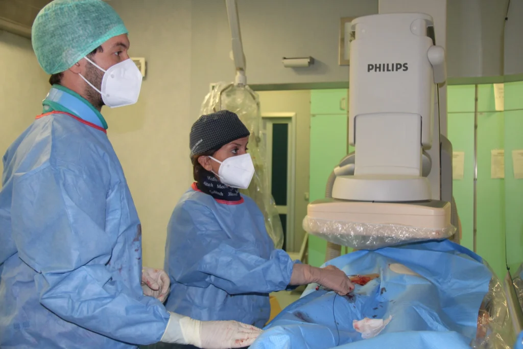 Dott.ssa Ierardi e il team medico durante una procedura di radiologia interventistica in sala operatoria.