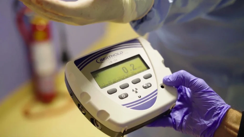 Medico interventista che esegue un’angiografia pre-trattamento su un paziente per la radioembolizzazione epatica.