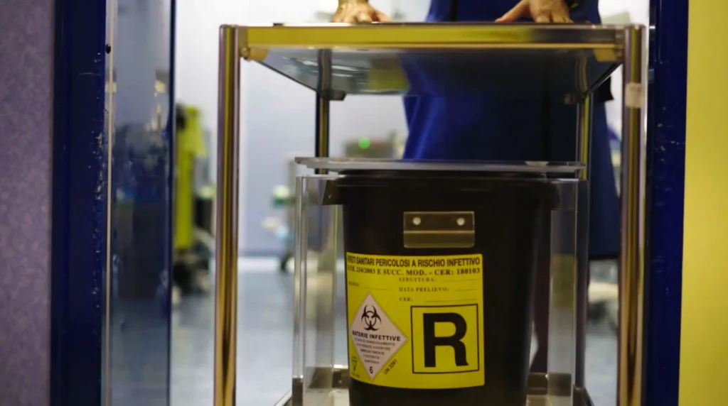 Medico in sala operatoria che inietta microsfere di ittrio-90 sotto controllo angiografico.