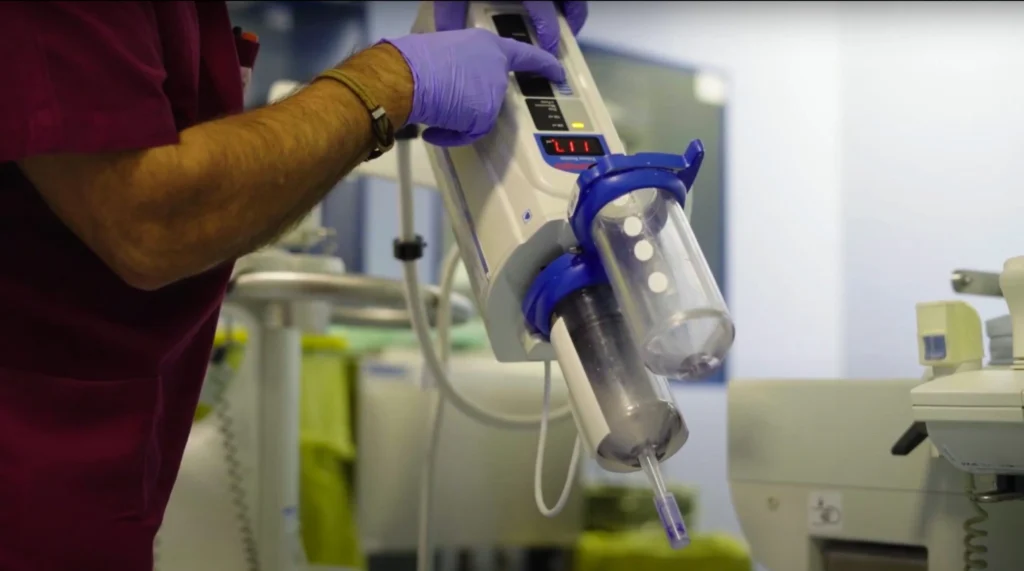 Team medico multidisciplinare che analizza i risultati della radioembolizzazione in una sala riunioni.