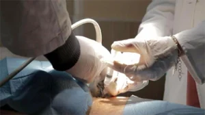 tendinite ecnico di radiologia interventistica in sala operatoria durante una procedura mini-invasiva.